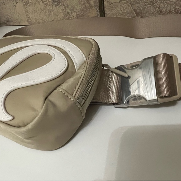 🚨🚨SOLD🚨🚨Lululemon belt bag trench with opal logo NWT - Picture 6 of 13